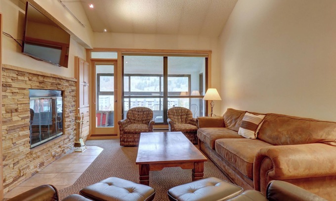 Copper Mountain Village Condo | Spacious 2-Bedroom in Heart of Copper Mountain, Next to Lifts, Hot Tub - MP626