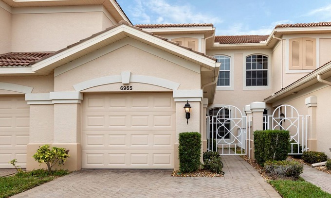 Palmer Ranch Condo | Spacious 2 bedroom+ den condo in Arielle on Palmer Ranch condominiums for rent