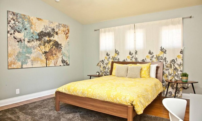 Hyde Park House | Spacious 2 Bedroom in Historic Hyde Park