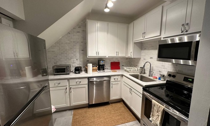 Lincoln Park Apartment | Spacious 2 Bedroom unit with a Free Parking Spot