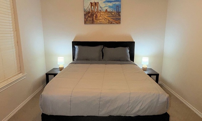 Richardson House | Spacious 2 Bedroom House | Everything within 4 mins Drive