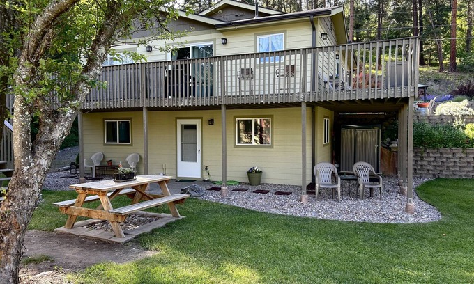 Woods Bay House | Spacious 2-Story Close to Lake-Marina-Fishing; 2 dogs-A/C-Mountain View