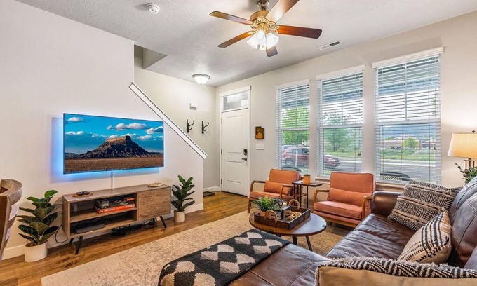 Draper House | Spacious 2-Story, Pet&Fam Friendly, WFH, Gym&Pool