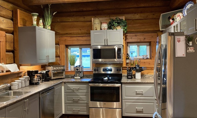 Adams Lake House | Spacious, 2000 sq. ft. Luxury Log House on Adams Lake.