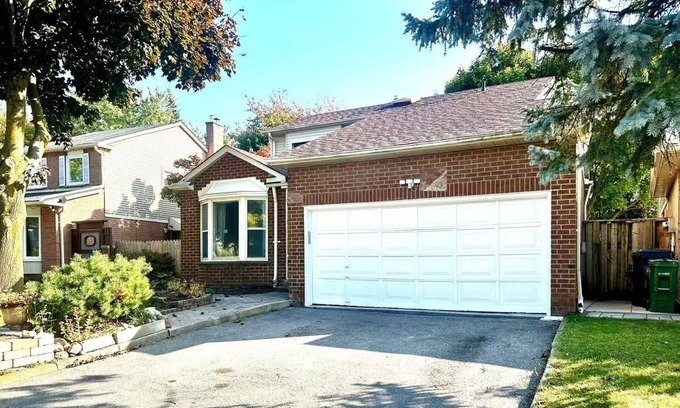 Milliken Villa | Spacious （238 sq meters）5-bedroom villa in fabulous Toronto with free parking