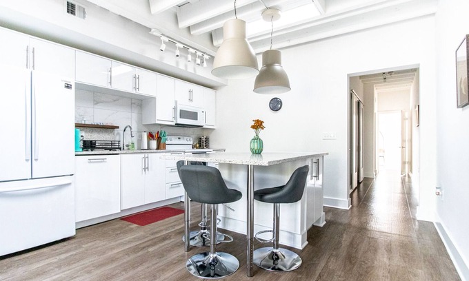 Southmoreland Condo | Spacious 2BD Contemporary Loft Minutes from Plaza