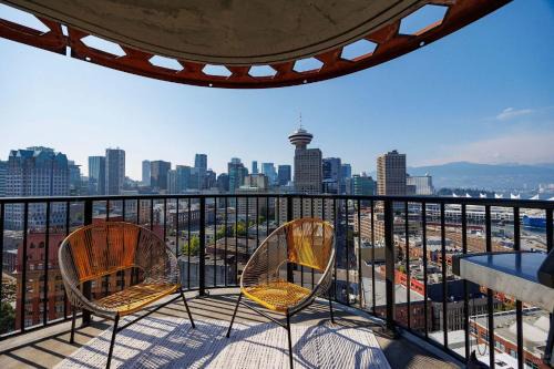 Gastown House | Spacious 2BD in Vancouver Patio with Ocean View