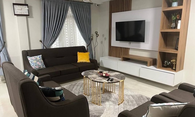 Kumasi Apartment | Spacious 2Bedroom en-suite with Queen Beds+ Living Room+ HiSpeed WiFi + Kitchen