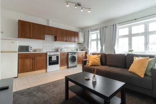 London Borough of Bromley Apartment | Spacious,2BR,2BA,High Street,Parking,WiFi
