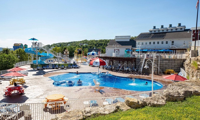 Branson Condo | Spacious 2BR Cottage w/Spa Tub & Fireplace