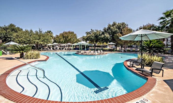 Pleasant Valley Apartment | Spacious 2BR King Suite w Gym Pool Close to DT