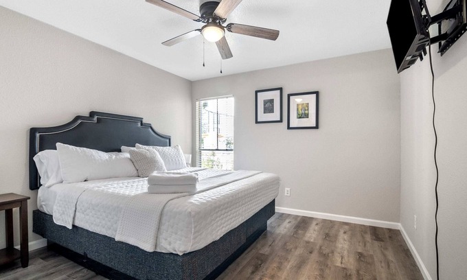 Montrose Apartment | Spacious 2BR Near Buffalo Bayou Park | 8 Min to Downtown