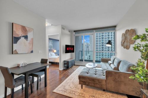 Fort York Apartment | Spacious 2BR - Pool Gym Sauna Hot Tub Free Parking