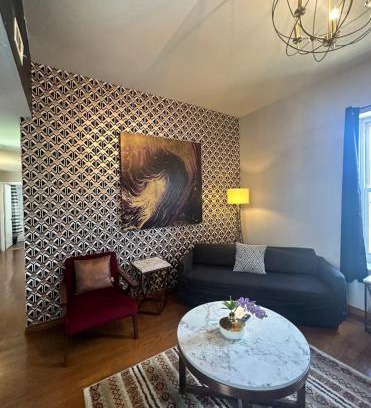 Central West End Apartment | Spacious 2BR unit near BJ Hospital