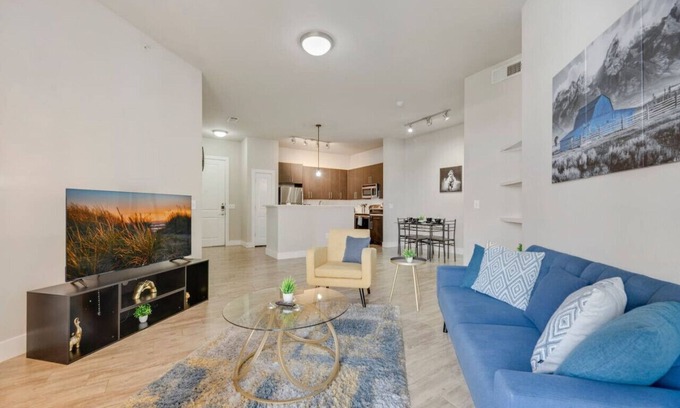 Dallas Apartment | Spacious 2BRI Pool I Gym I Free Parking IWorkspace