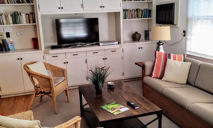 Annapolis Apartment | Spacious 2nd Floor Apartment, with its own entrance and off-street parking.