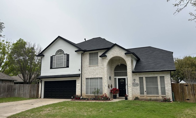 Saxony House | Spacious 3/21/2 house 24 min drive to Austin downtown