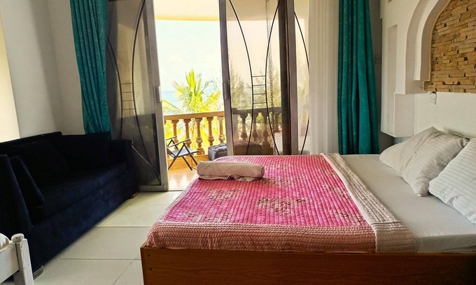 Bamburi Apartment | Spacious 3-bdrm Beachfront Apt in Shanzu,Mombasa with a Jaccuzzi, Bar&restaurant