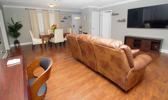 Perry House | Spacious 3-bdrm Home w/Free parking on premises