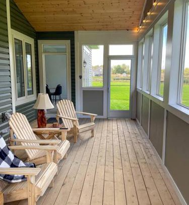 Bracebridge House | Spacious 3 Bdrm Retreat, Muskoka Room & Fireplace
