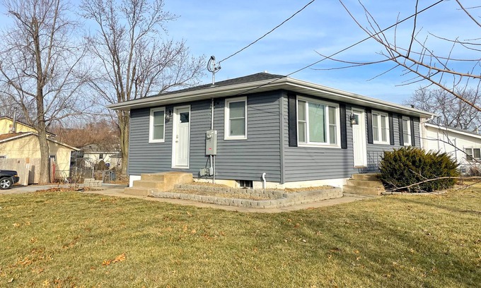 Cedar Rapids - Iowa City House | Spacious 3 bed 2 bath w/Basement yard and Office!