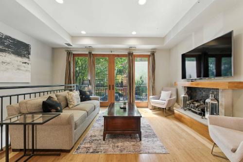 West Loop House | Spacious 3-Bed West Loop Townhouse, 1 Car Garage