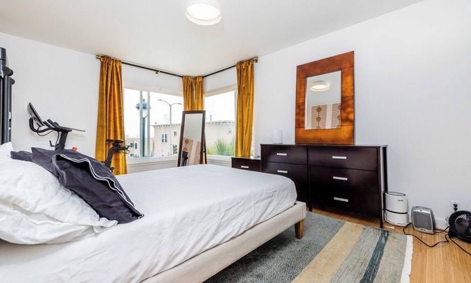 Corona Heights Condo | Spacious 3 bedroom with abundant natural light. 15 minutes to downtown