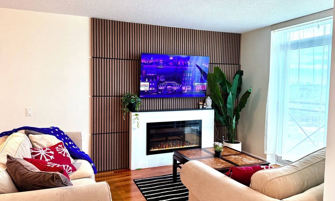 Etobicoke Apartment | Spacious 3 Bedroom 2 Bath Condo in Toronto