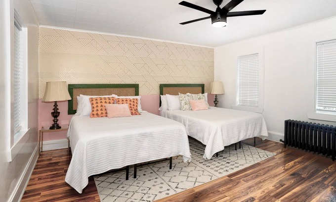 Leetsdale House | Spacious 3 Bedroom, 2 bath - sleeps up to 12! 30 min from Pittsburgh!