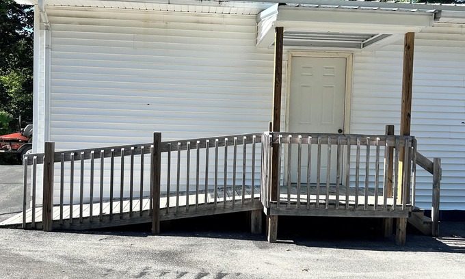 Jamestown Apartment | Spacious 3 bedroom apartment 3 miles from Wolf Creek Dam. Pet friendly!
