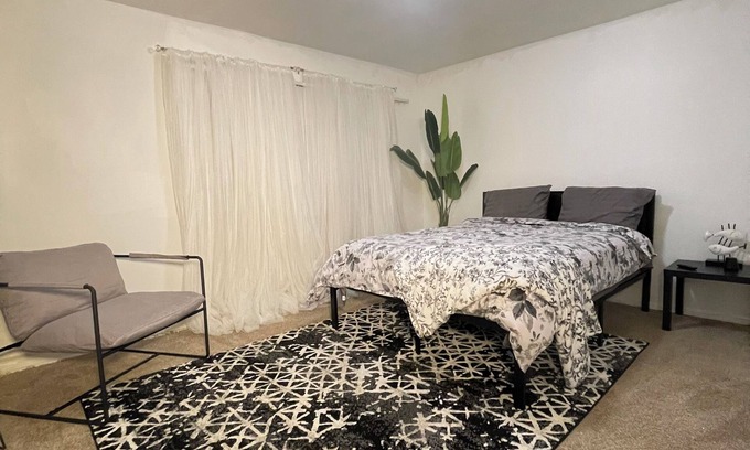 Oxon Hill Apartment | Spacious 3-bedroom apartment with WiFi and AC in superb Oxon Hill