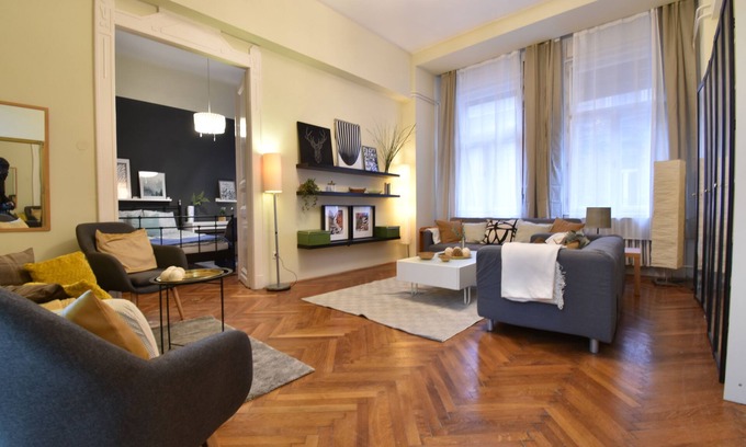 Csarnok negyed Apartment | Spacious 3-bedroom apartment in charming Budapest with AC, WiFi