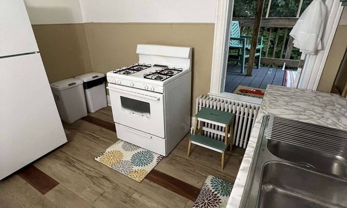 Albany Apartment | Spacious 3-bedroom apartment in peaceful Albany with AC, WiFi.