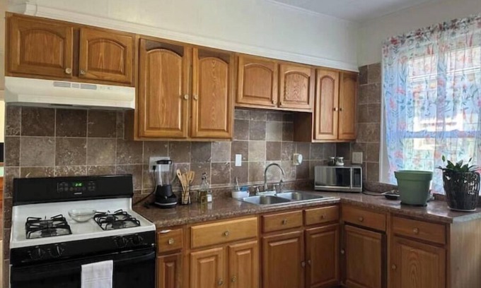 Ampere Apartment | Spacious 3-bedroom apartment near the airport and NYC!