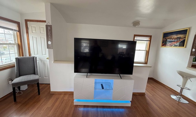 Queens Apartment | Spacious 3-bedroom apartment in marvelous Queens with WiFi, AC near JFK airport.