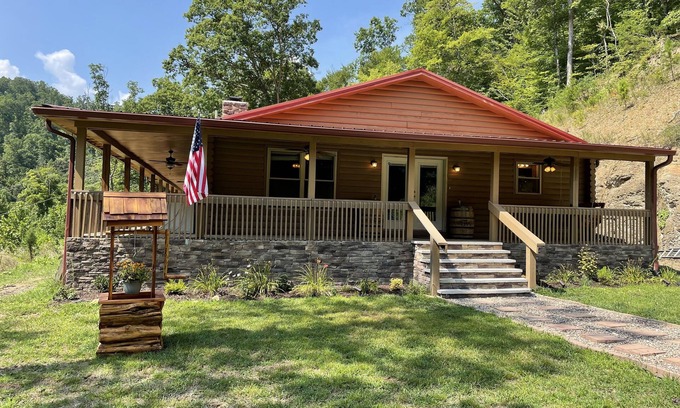 East Point Cabin | Spacious 3 bedroom cabin with hot tub