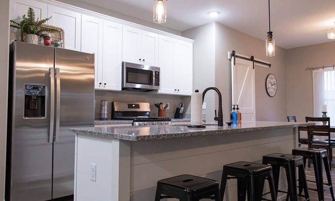 Sycamore Condo | Spacious 3 bedroom condo with King Master Suite in Sycamore