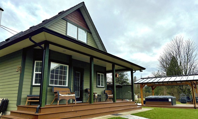 Kent House | Spacious 3 bedroom Guest home with large swim spa and a fire-pit!