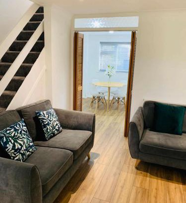 Farnham House | Spacious 3 Bedroom Home with Garden in Farnham