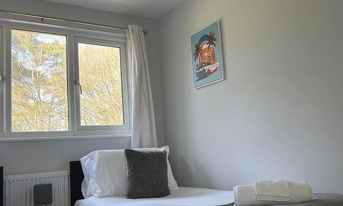 Crawley House | Spacious 3 bedroom House, Close to Gatwick