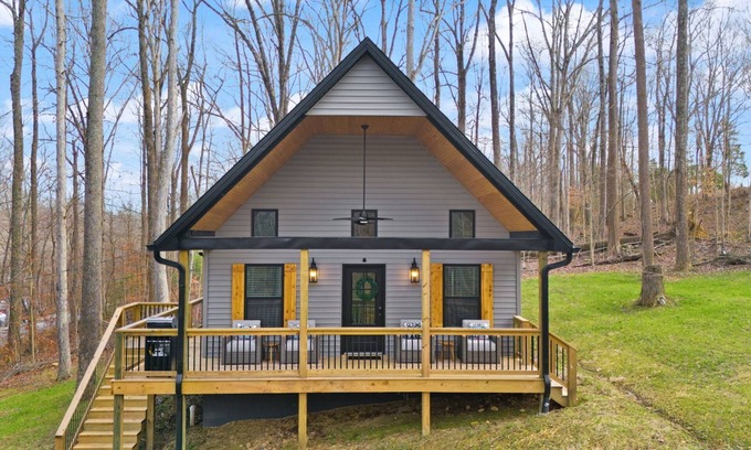 Clarkson House | Spacious 3-bedroom house near Nolin Lake/Mammoth Cave, WiFi, Grill, Fire Pit!