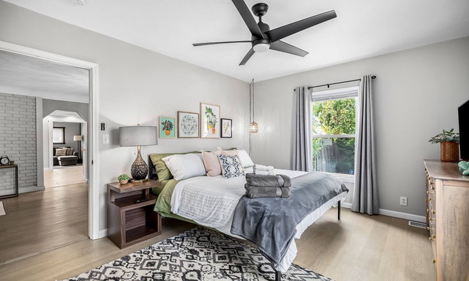 Warren Apartment | Spacious 3 Bedroom | Sleeps 7 | Central Location