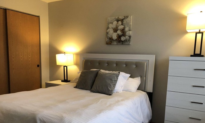 Bloomington Apartment | Spacious 3 bedroom Apartment in Bloomington