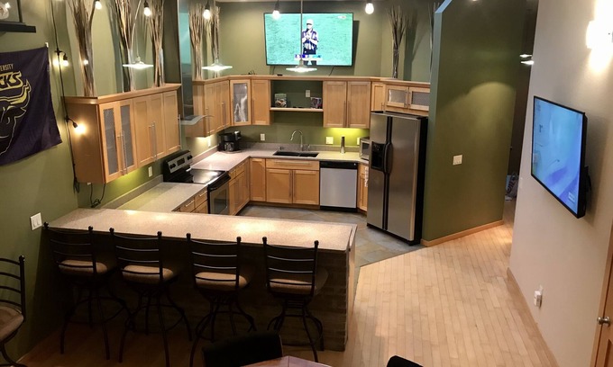 Saint Peter Apartment | Spacious 3 BR 2 Bath Sleeps 10 Downtown St. Peter