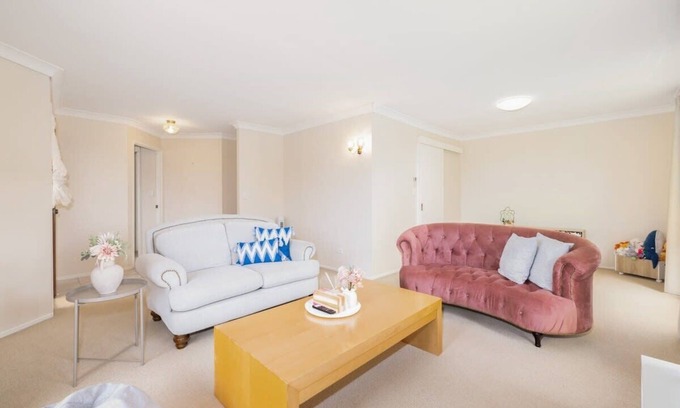 Calamvale House | Spacious 3-BR Haven Prime Location Shopping Centre