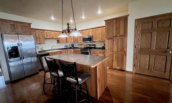 Walker Condo | Spacious 3 BR Leech Lake beachfront condo w/incredible amenities + sunrise view