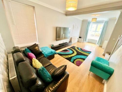 Northampton Apartment | Spacious 3 or 4-Bed Home Sleeps 8 Walk to Train Station, University and City Centre