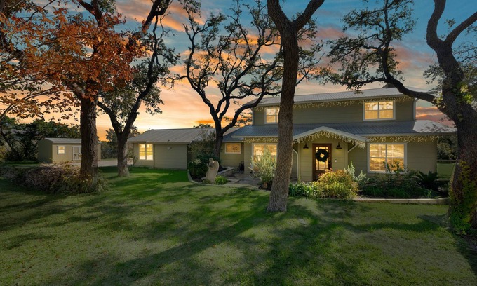 West Oak Hill House | Spacious 3BD/2BA Retreat- Conveniently Located!