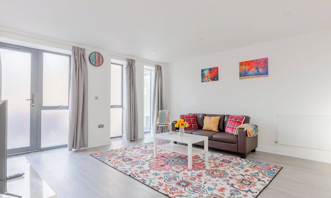 Canning Town Apartment | Spacious 3BD Flat Near London City Airport