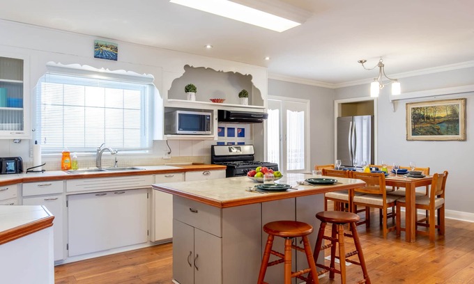 Rosemount House | Spacious 3bdrm house in the Heart of Kitchener!